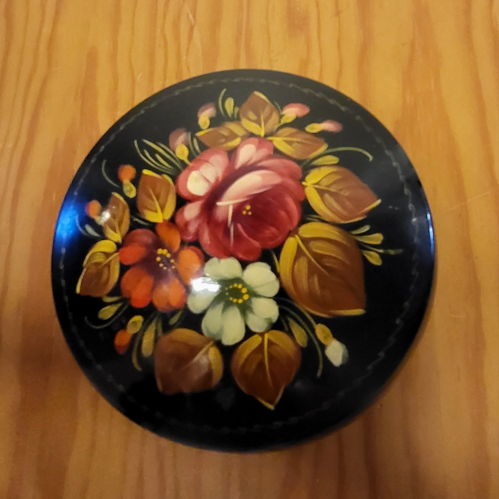 Beautiful Flowers on the top and Colorful Surprise inside!